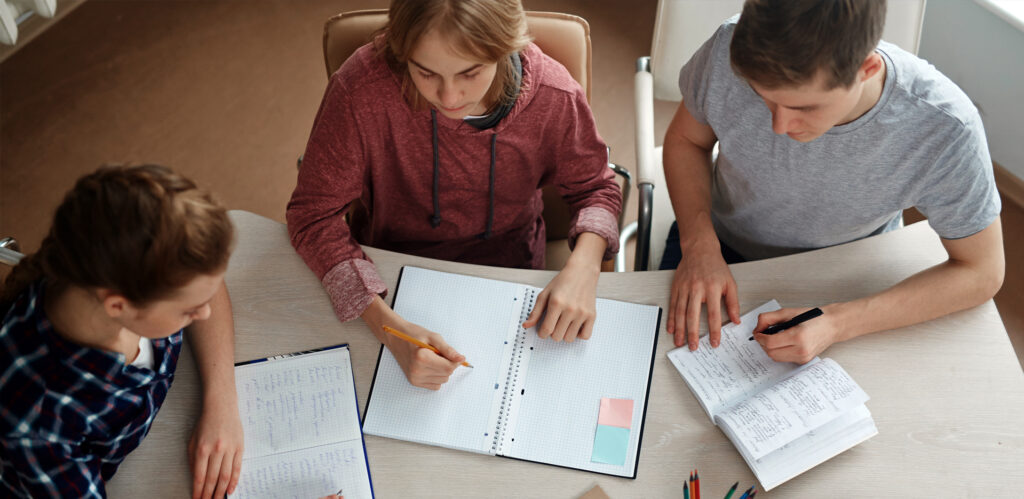 Chi conosce una lingua ha una marcia in più. Infatti, essere in grado di comunicare con persone e culture diverse aiuta nella carriera professionale tanto quanto in quella universitaria.